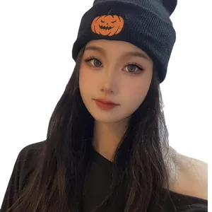 Vorderansicht Modell mit schwarzer Beanie und Kürbis-Stickerei für Halloween