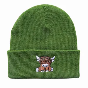 Detailansicht der grünen Strickmütze mit Highland-Cattle-Stickerei und Rippstrick