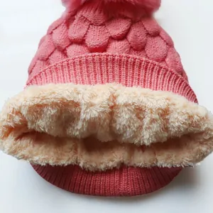 Rosa Strickmütze mit Bommel und dickem Thermo-Fleecefutter für Wärme im Freien