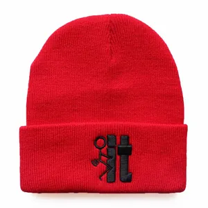 Rote Strickmütze mit schwarzer Stickerei, Strichmännchen und IT-Text im Hip-Hop-Stil