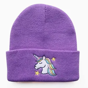 Lila Einhorn Strickmütze für Herbst und Winter mit farbenfroher Regenbogen Bestickung
