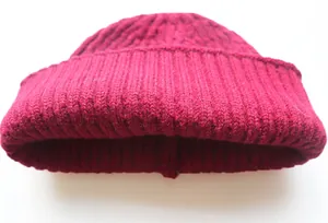 Nahaufnahme der dunkelroséfarbenen Strickmütze mit grober Rippstruktur und Aufschlag