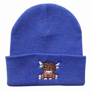 Dunkelblaue Strickmütze mit Hochlandrind-Stickerei und Umschlag für warme Wintertage