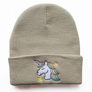 Detailaufnahme der khakifarbenen Strickmütze mit Einhorn-Stickerei und gelben Sternen