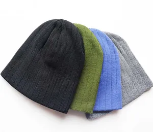 Flachbild von gerippten Strickmützen in Schwarz, Olivgrün, Blau und Grau für den Winter