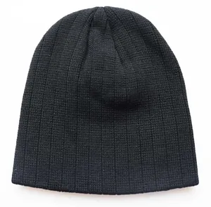 Nahaufnahme der vertikalen Rippstrick-Textur an der schlichten schwarzen Beanie
