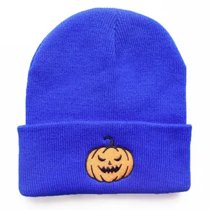 Detail der Halloween-Kürbis-Stickerei auf einer dunkelblauen Rippstrick-Beanie-Mütze