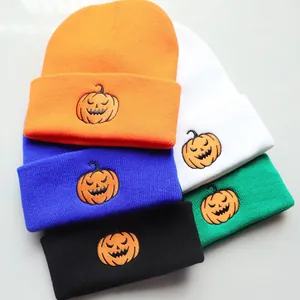 Winter-Strickmützen mit Halloween-Kürbisstickerei in Orange Weiß Blau Grün Schwarz