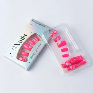 Vue macro de 24 faux ongles roses avec bordure dorée scintillante et motifs de cerisier