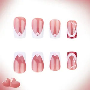 Vista dettagliata delle unghie French cuore rosa con glitter rossi e stelle