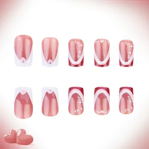 Unghie finte quadrate francesi con motivi a cuore rosa e design glitterato