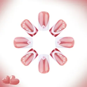 Unghie finte French rosa con cuori rossi glitterati e motivi a stelle bianche