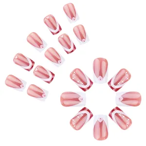 Unghie finte French con glitter rossi, cuori bianchi e stelle su base rosa