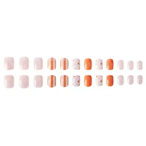 Faux ongles courts carrés avec motifs floraux orange et blanc et paillettes argentées