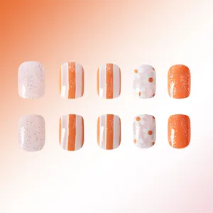 Faux ongles courts carrés avec motifs floraux, rayures orange et paillettes argent