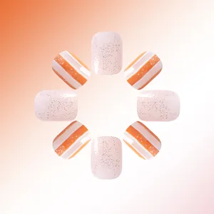 Vue détaillée de faux ongles brillants avec rayures orange et blanches et paillettes argent
