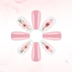Détail de faux ongles ballerine brillants roses avec motifs floraux à l'aquarelle