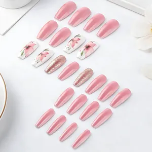 Détail de 24 faux ongles ballerine rose et blanc avec paillettes et motifs floraux