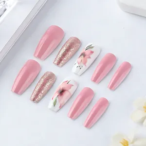 Faux ongles ballerine rose et blanc avec motifs floraux et paillettes brillantes