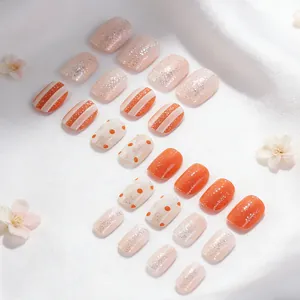 Faux ongles courts carrés avec rayures orange, pois et paillettes argentées