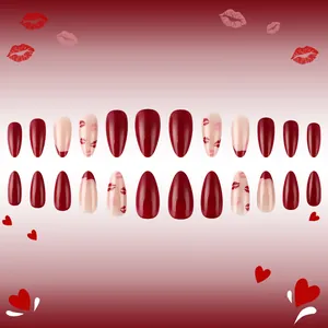 Gros plan d'ongles amande avec bouts french rouges et motifs de lèvres brillants