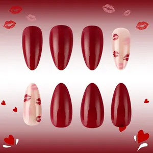 Détail de faux ongles amande brillants de couleur bordeaux avec motifs lèvres rouges