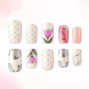 Zarte Tulpen-Aufdrucknägel in Cremeweiß und Rosa mit eleganten silbernen Glitzerdetails