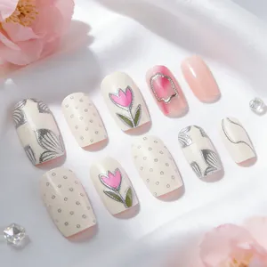 Elegante cremeweiße Kunstnägel mit rosa Tulpen und silbernen Glitzer-Blumenmustern