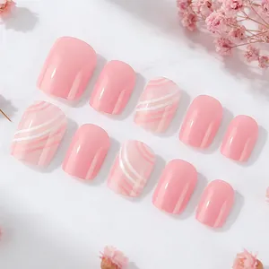 Unghie finte corte lucide con motivi a onde rosa e bianche su fondo di marmo
