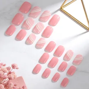 Unghie finte lucide corte con strisce ondulate rosa e bianche su sfondo di marmo