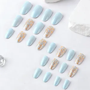 Detailansicht des 24er-Sets hellblauer und silberner glitzernder Oval-Kunstnägel