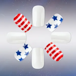 Details von eckigen Kunstnägeln mit amerikanischem Flaggen-Design und blauen Streifen