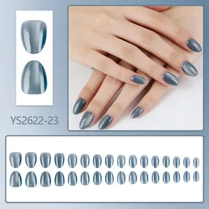 Faux ongles œil de chat bleu brumeux, forme ovale courte avec fini brillant poli