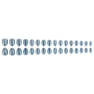 Faux ongles œil de chat bleu brume avec forme ovale courte et finition ultra brillante