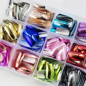 Gros plan de faux ongles effet miroir métallique multicolores dans une boîte de rangement