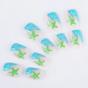 Dettaglio di unghie finte corte quadrate con stelle marine verdi e motivi a onde blu