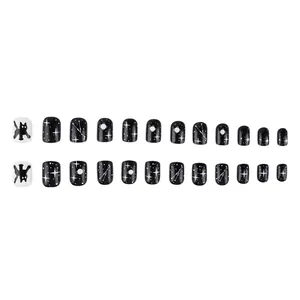 Unghie finte corte quadrate per Halloween con design di gatto bianco e nero e galassia