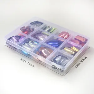 Détail de faux ongles effet miroir métallique dans une boîte de 12 compartiments