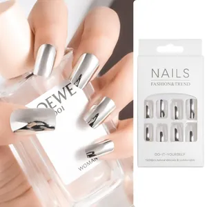 Vue détaillée des faux ongles effet miroir argenté avec embouts carrés et emballage