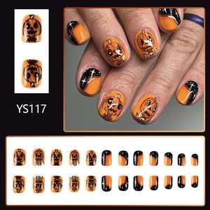 Faux ongles courts brillants d'Halloween avec visages de citrouille et dégradés noirs étoilés