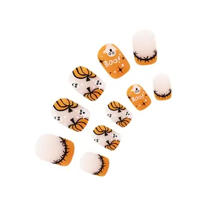Dettaglio unghie finte opache per Halloween con zucca, fantasmi e scritta decorativa Boo