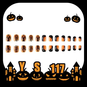 Faux ongles courts Halloween avec visages de citrouilles et motifs étoiles noires