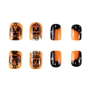Faux ongles d'Halloween courts et brillants avec motifs de citrouilles orange et noir