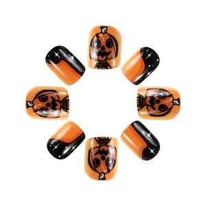 Faux ongles courts brillants d'Halloween avec motifs de citrouilles et d'étoiles