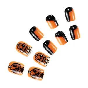 Faux ongles Halloween brillants avec visages de citrouilles et motifs ondulés