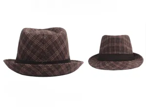 Détail du chapeau fedora à carreaux marron avec ruban noir et taille réglable