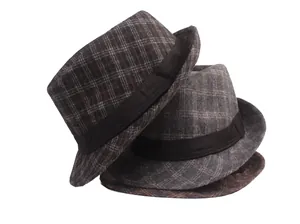 Détail de chapeaux fedora à carreaux vintage avec rubans de satin noir élégants