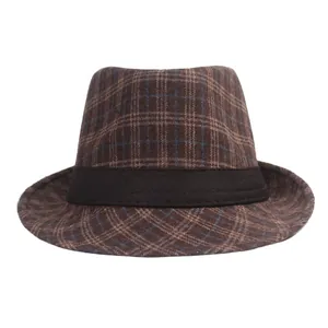 Détail de la texture en laine à carreaux marron et du ruban sur ce chapeau fedora