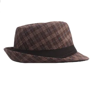 Détail d'un chapeau Fedora à carreaux marron avec ruban noir et texture en laine tressée