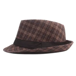 Gros plan du chapeau Fedora rétro à carreaux marron avec ruban noir et nœud latéral
